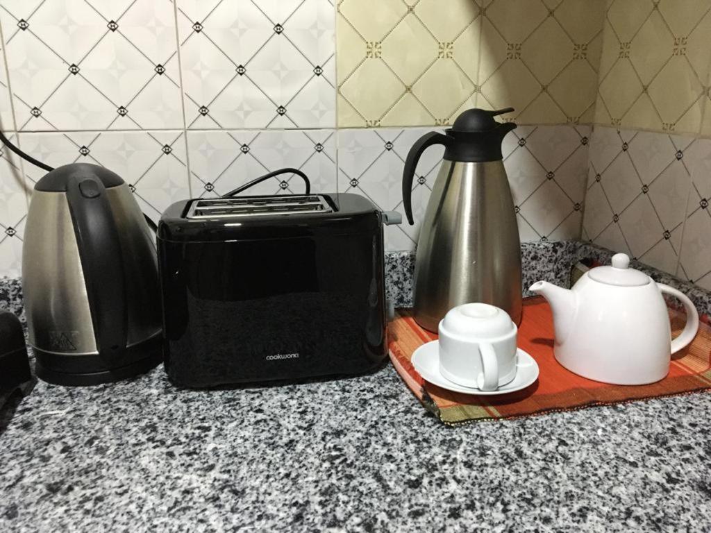 Okra House Hotel Entebbe Ngoại thất bức ảnh
