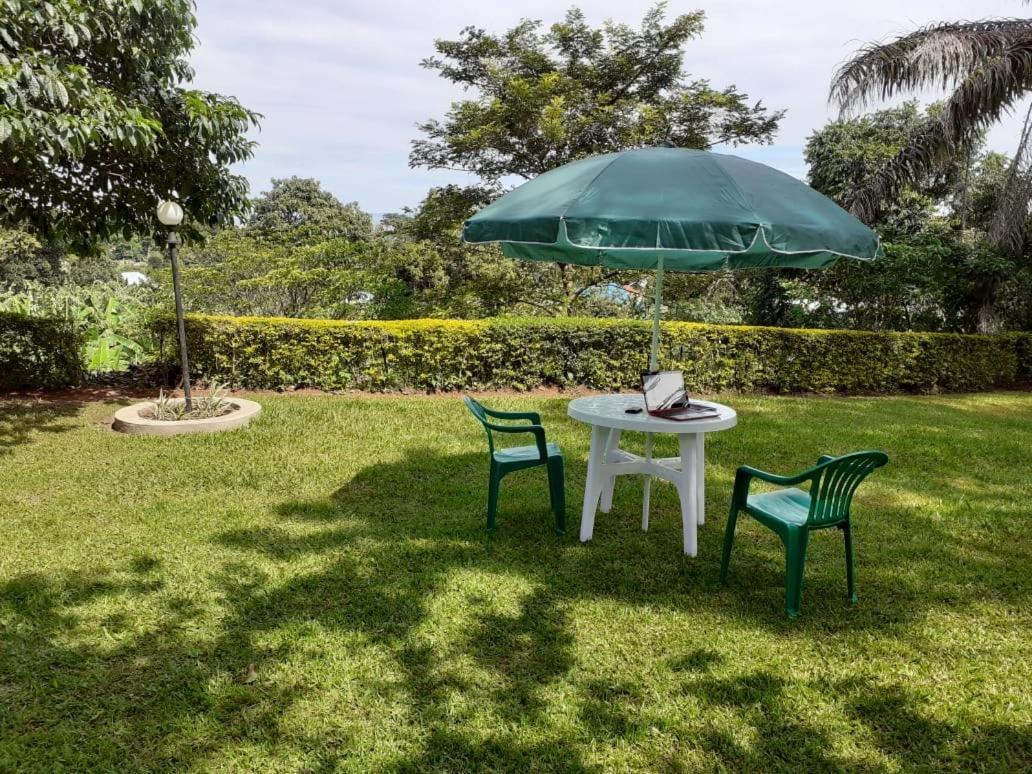 Okra House Hotel Entebbe Ngoại thất bức ảnh