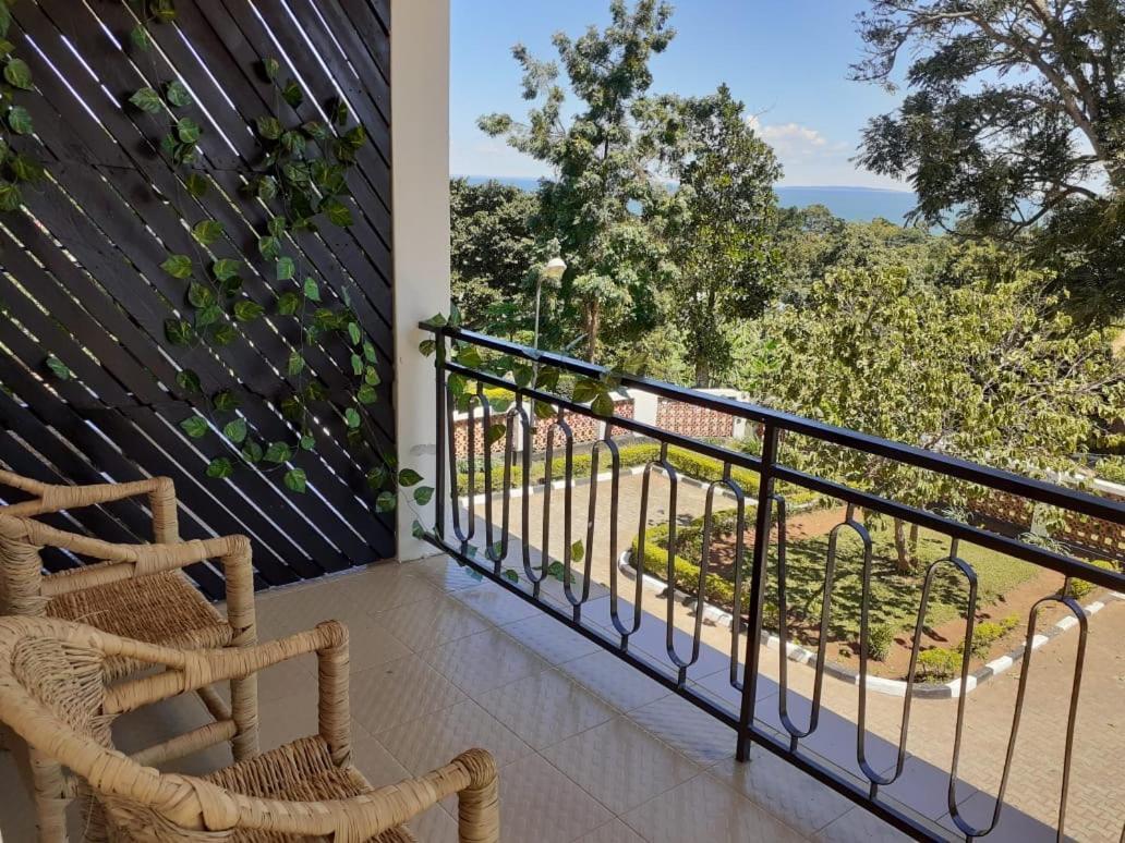 Okra House Hotel Entebbe Ngoại thất bức ảnh