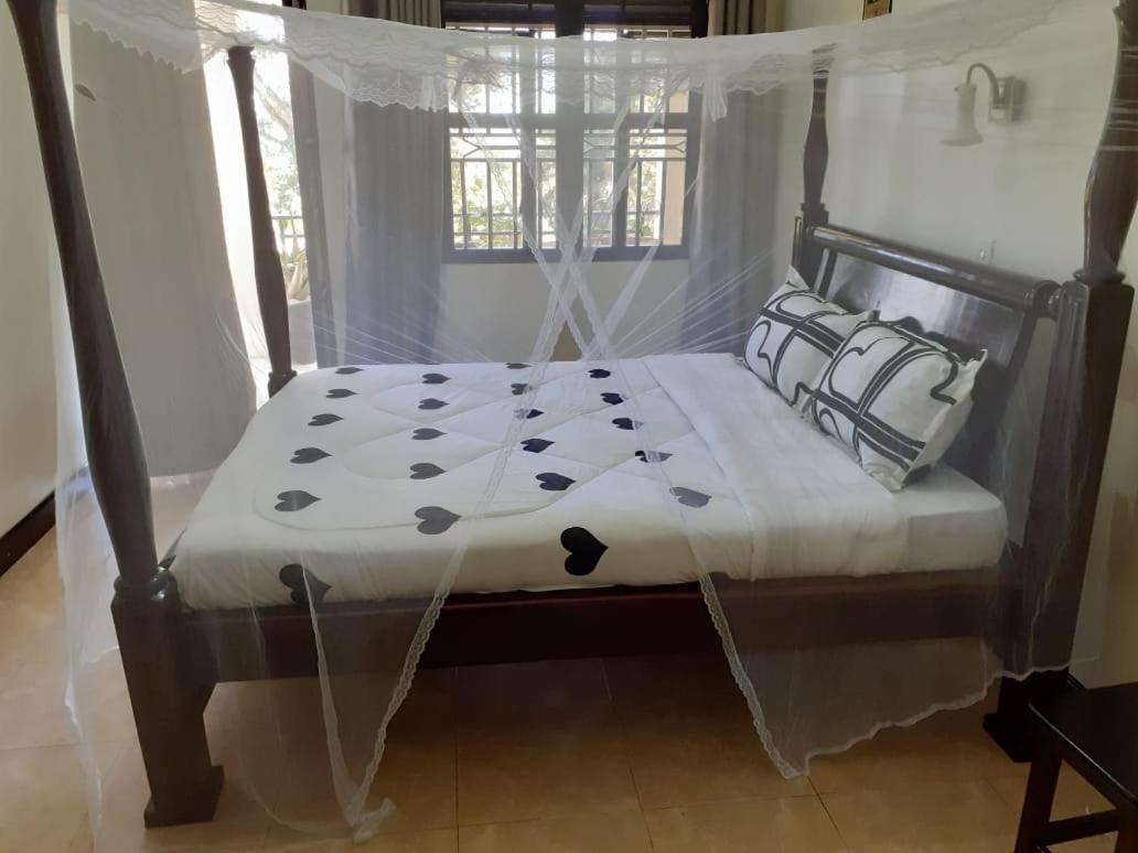 Okra House Hotel Entebbe Ngoại thất bức ảnh