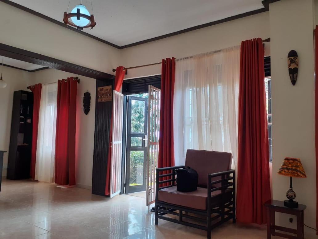 Okra House Hotel Entebbe Ngoại thất bức ảnh
