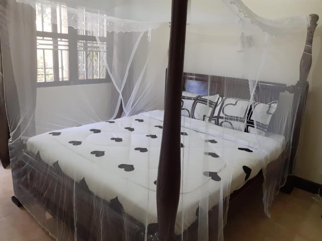 Okra House Hotel Entebbe Ngoại thất bức ảnh