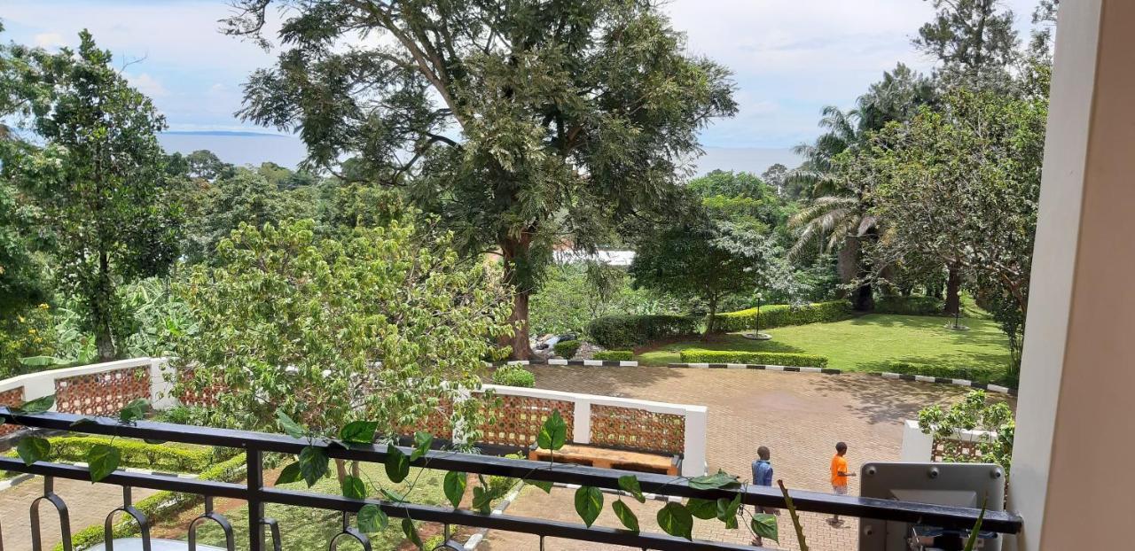 Okra House Hotel Entebbe Ngoại thất bức ảnh